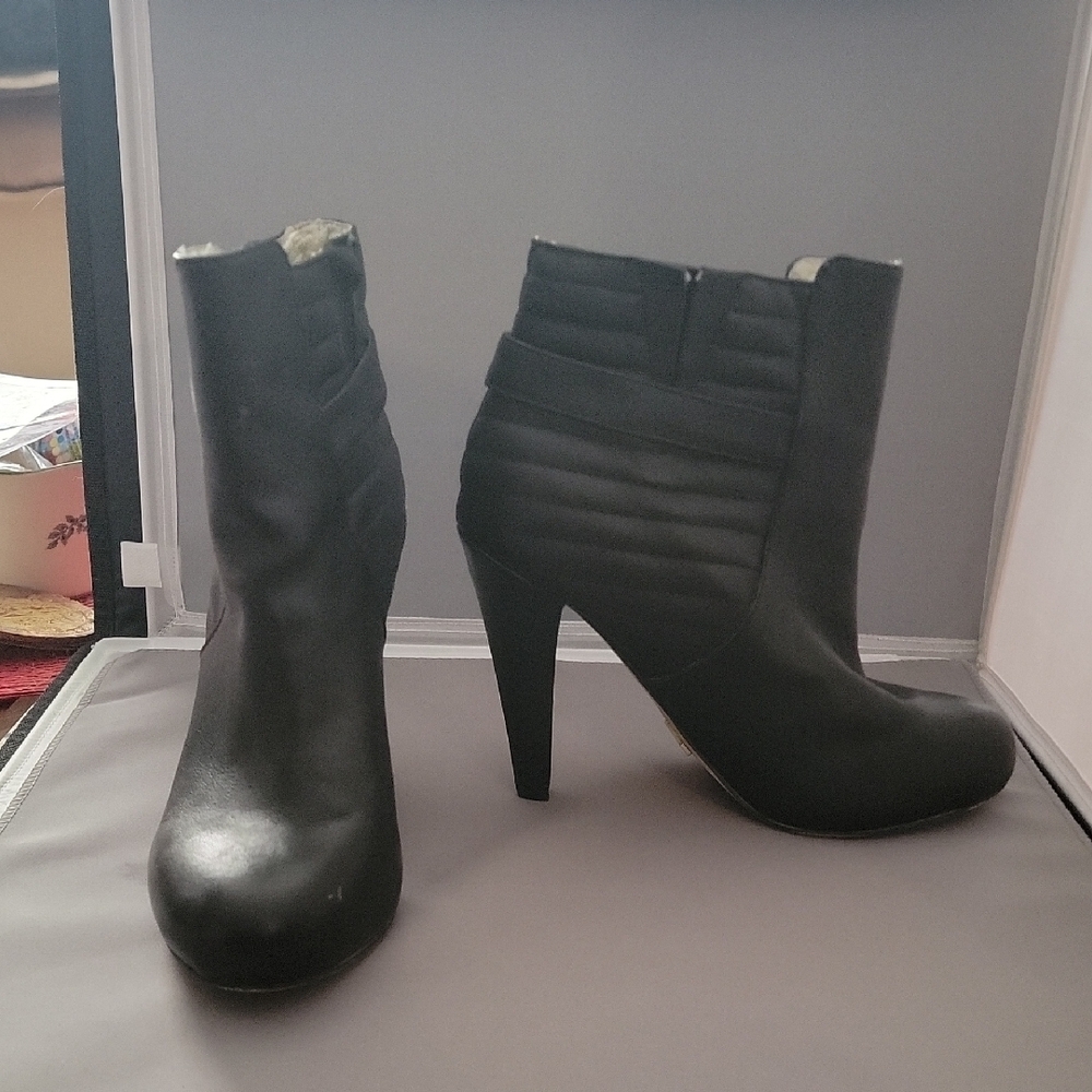 Stylish Black Heeled Ankle Matiko Boots with Platform